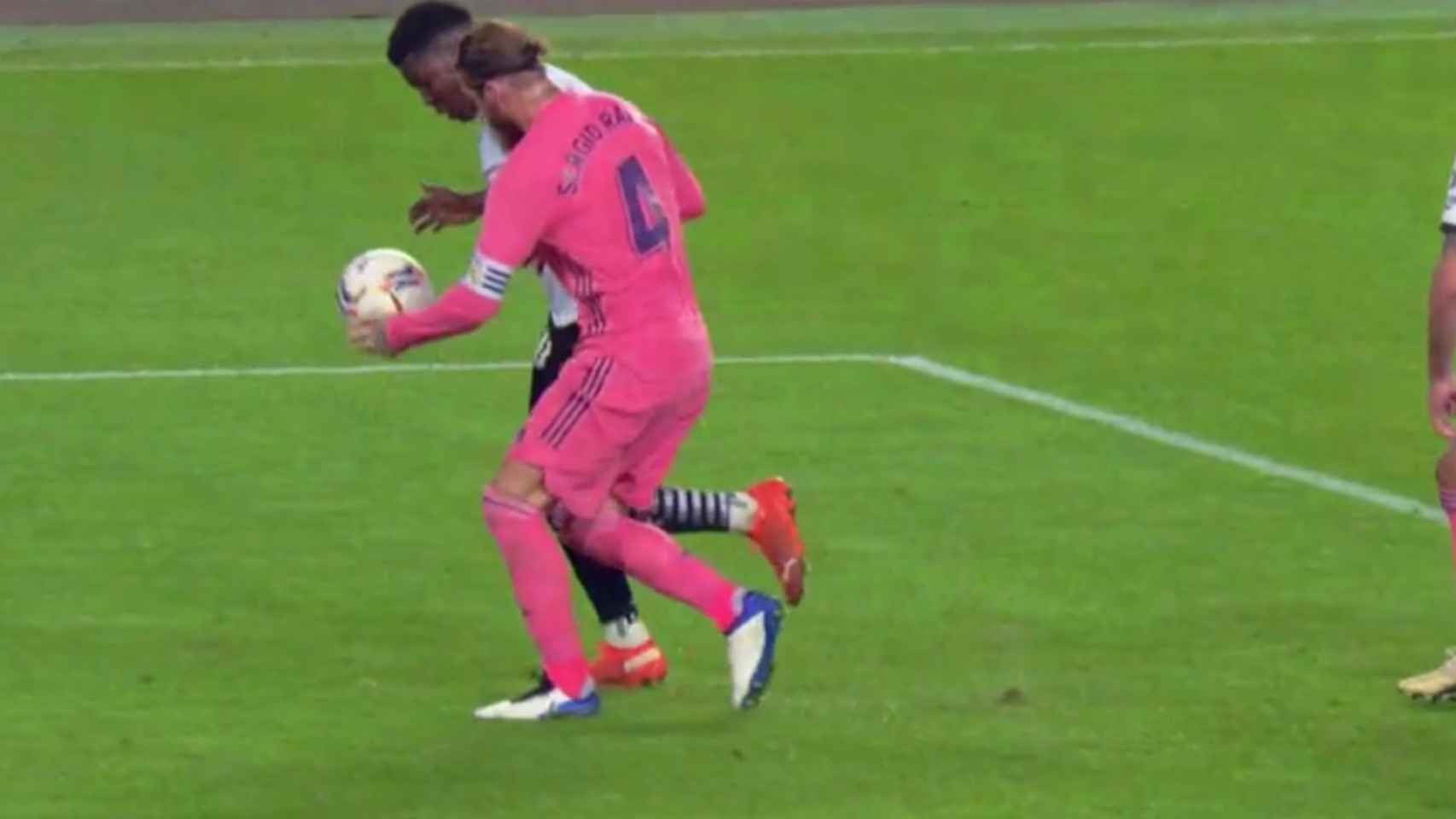 Penalti por mano de Sergio Ramos