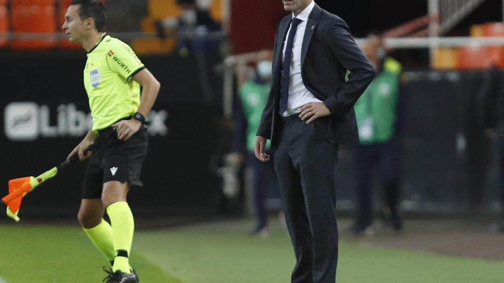 Zinedine Zidane sigue el Valencia - Real Madrid desde la banda de Mestalla