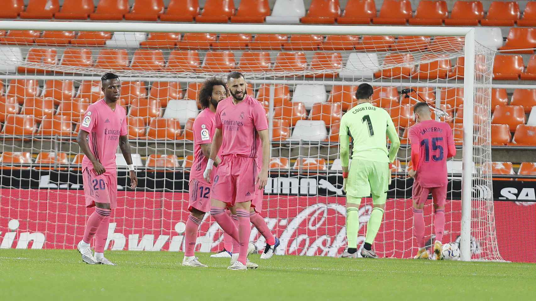 Los jugadores del Real Madrid se lamentan tras un gol del Valencia