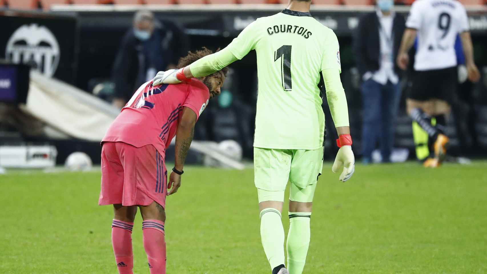 Courtois consuela a Marcelo tras la derrota ante el Valencia