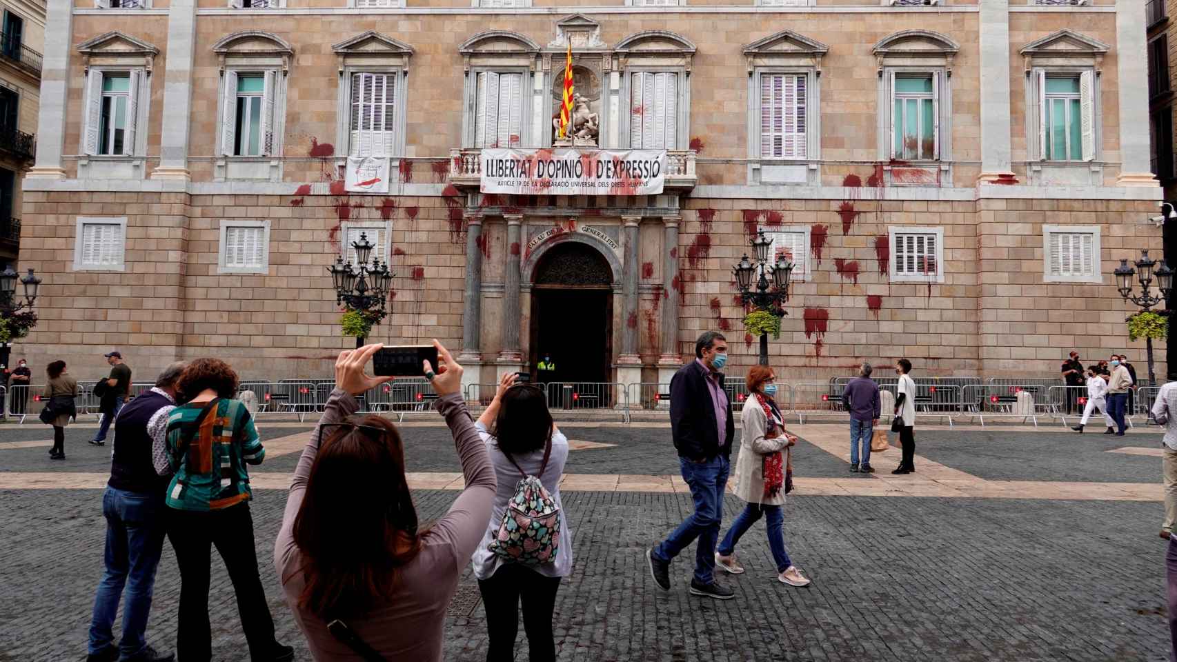 La fachada de la Generalitat, tras las pintadas.