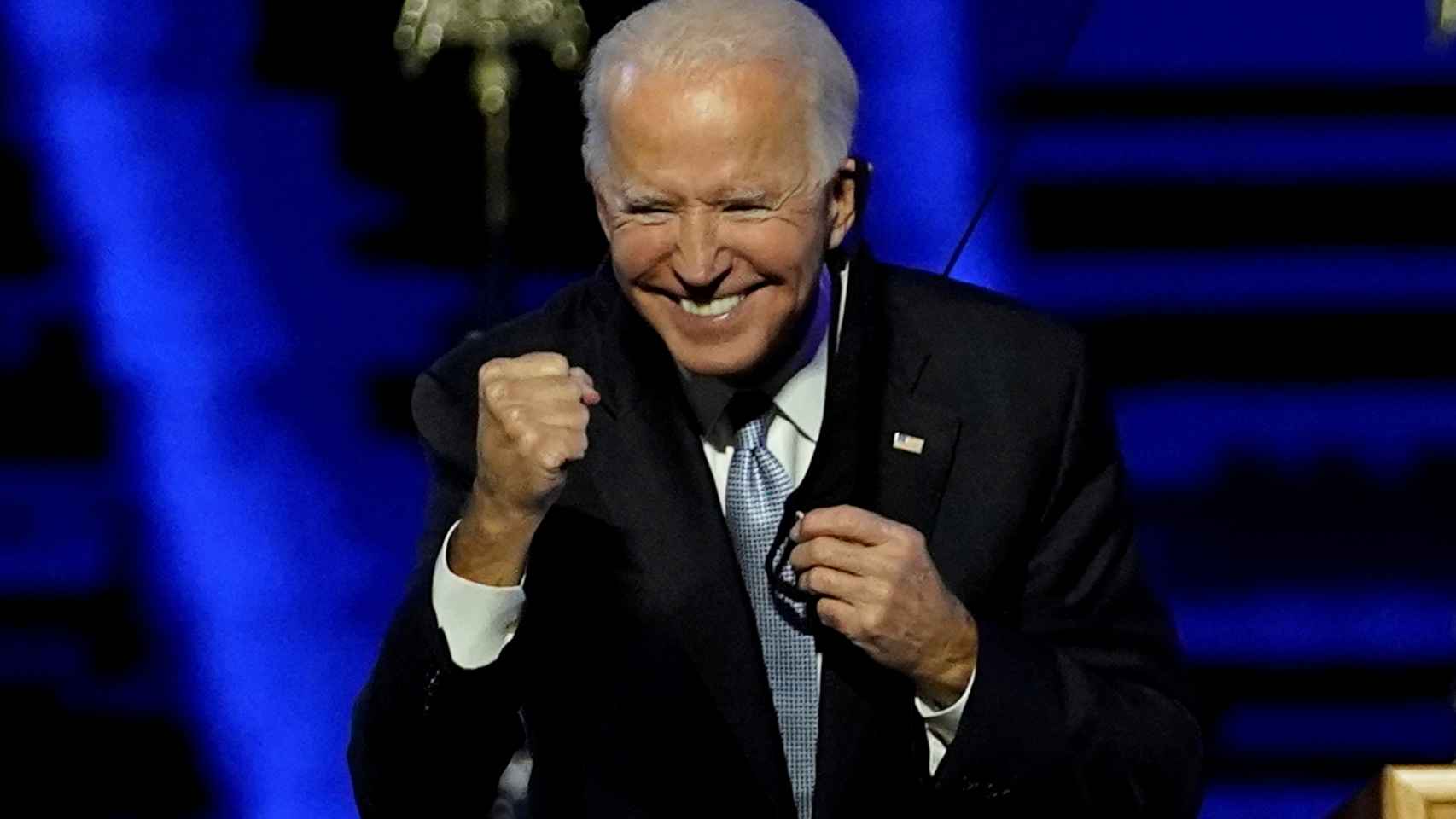 Joe Biden, presidente electo de Estados Unidos, con gesto triunfador tras comparecer en el escenario del Chase Center de Wilmington (Delaware) .