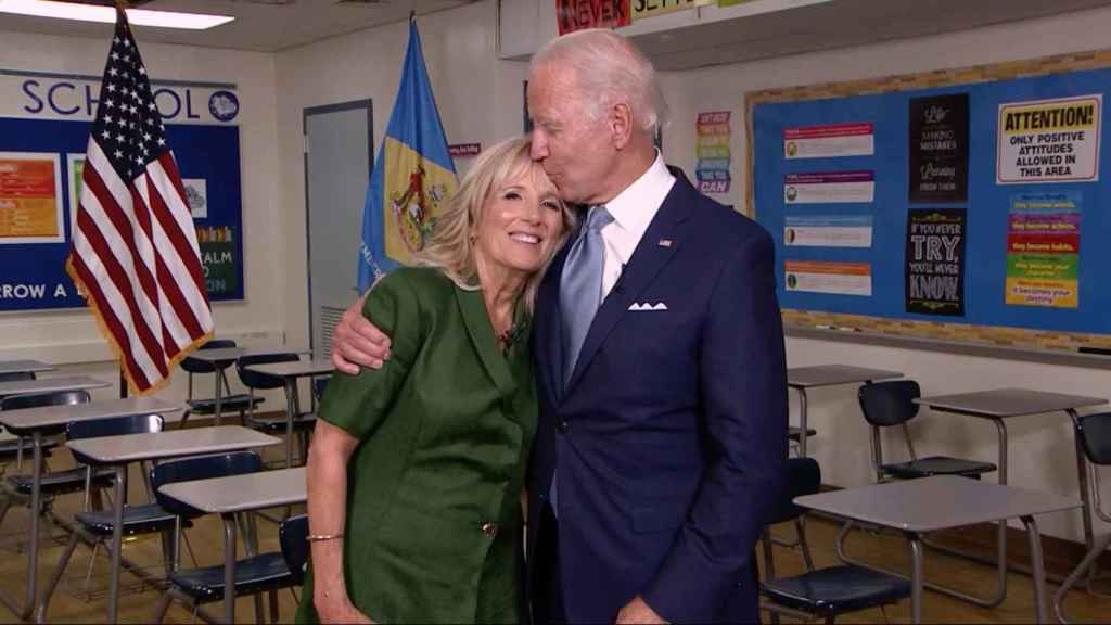 Jill y Joe Biden en un vídeo que hizo en un aula para la Convención Demócrata este año.