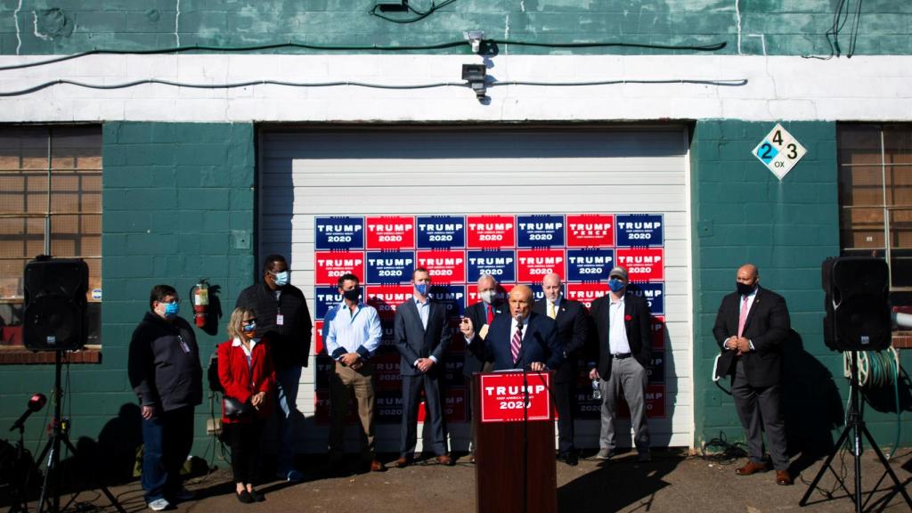 Rudy Giuliani durante la rueda de prensa que ofreció en el Four Seasons Total Landscaping.