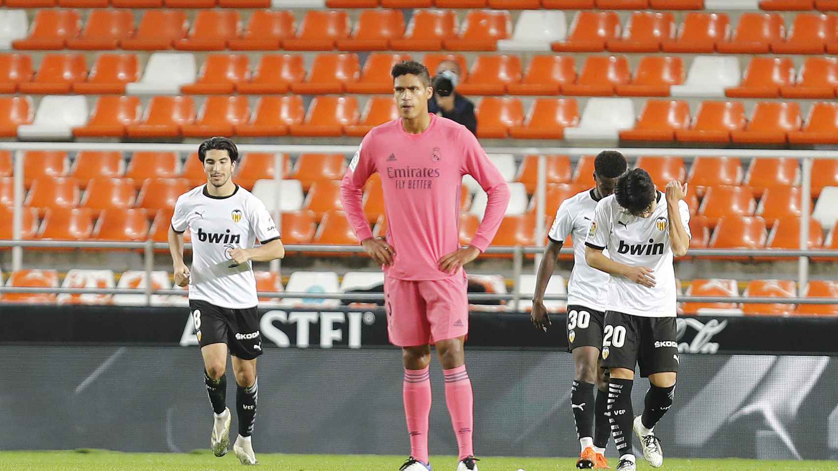 Raphael Varane, durante el partido entre el Valencia y el Real Madrid