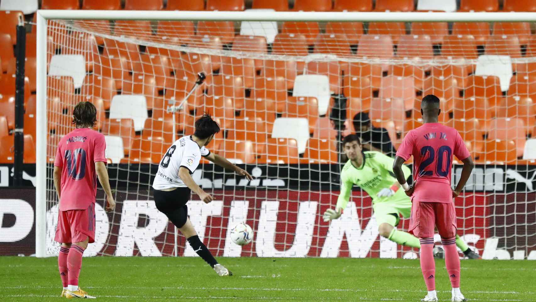 Carlos Soler, chutando uno de los penaltis frente al Real Madrid con el Valencia