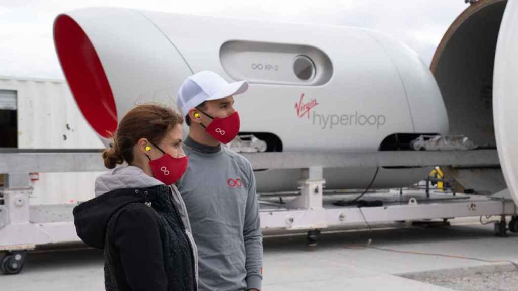 Sara Luchien y Josh Giegel en el Hyperloop.