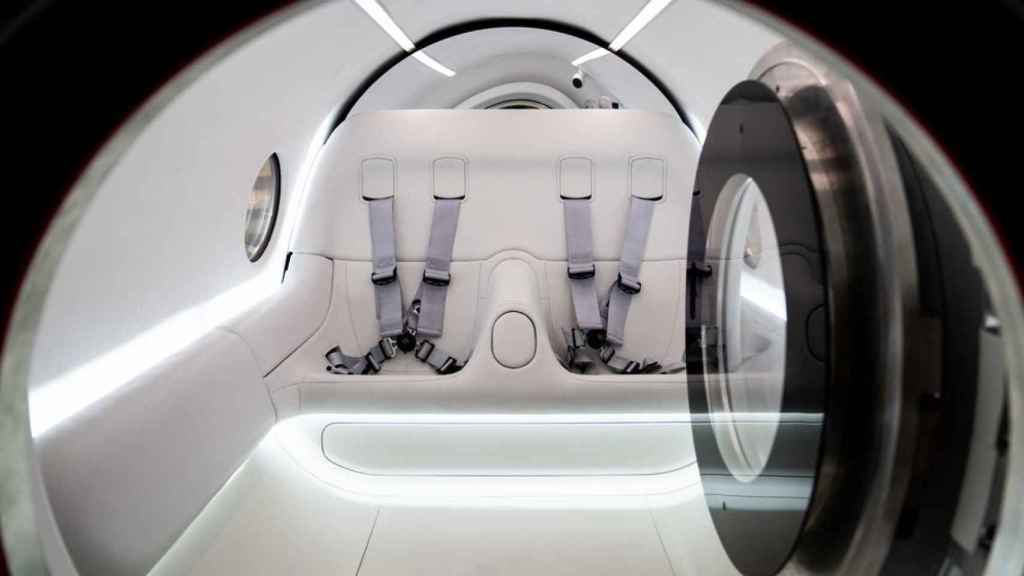 Interior del prototipo de cápsula de Virgin Hyperloop para el futuro del transporte de masas.