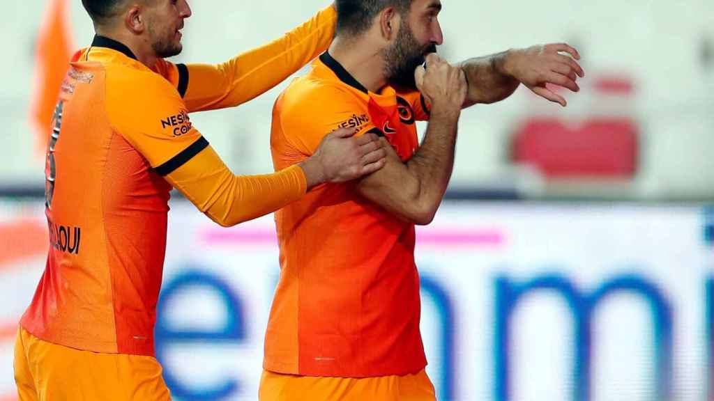 Arda Turan celebra su gol con el Galatasaray