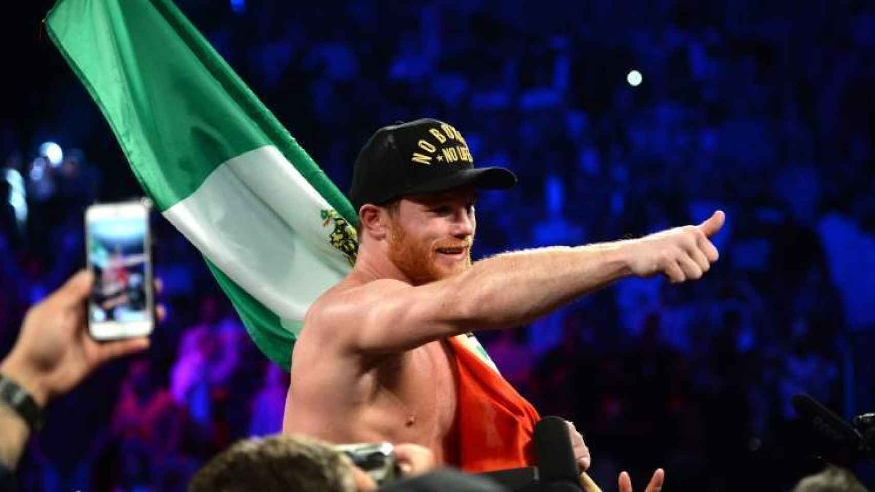 El boxeador mexicano Saúl 'Canelo' Álvarez celebrando un título mundial