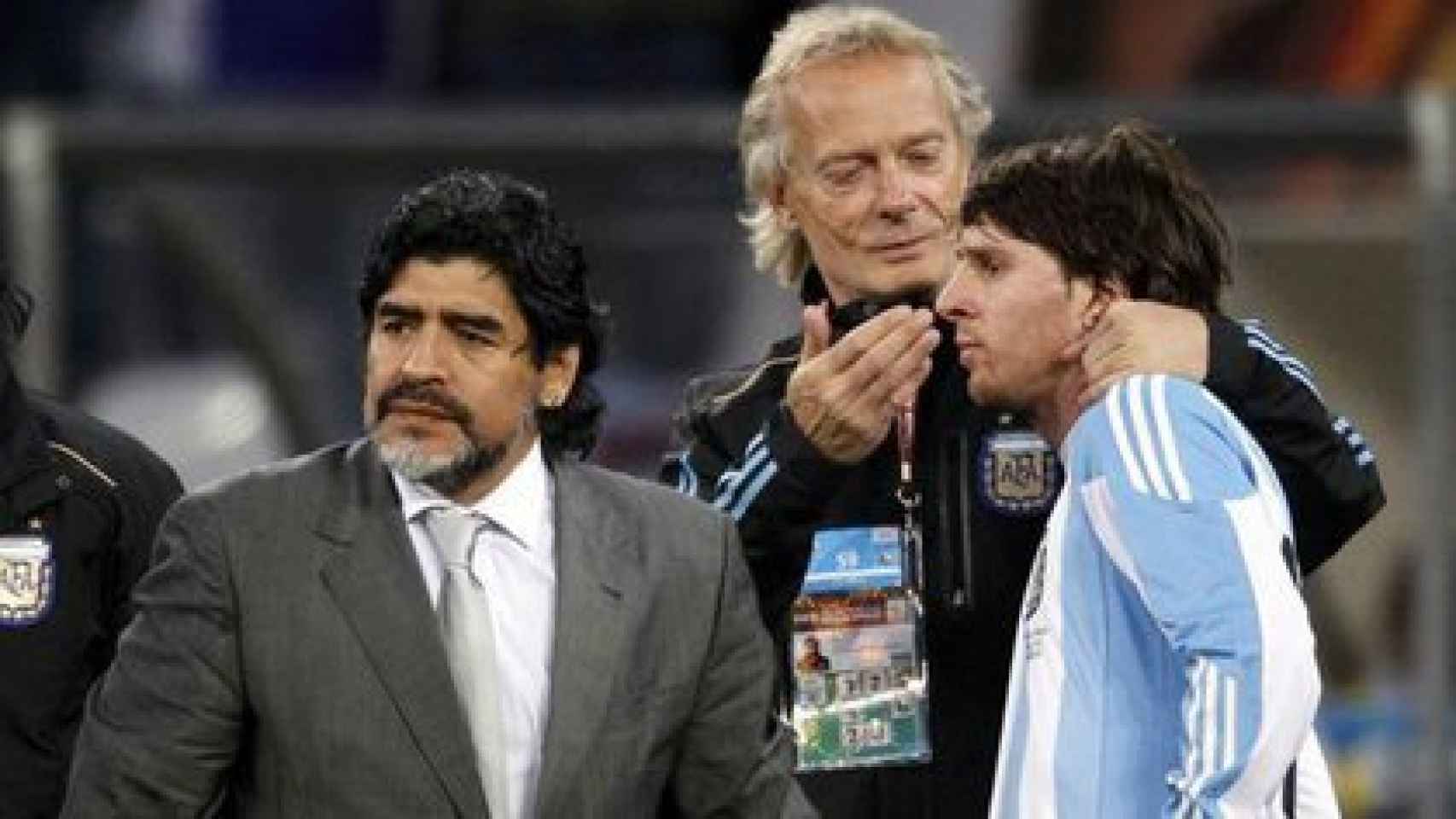 Maradona junto a Messi y Signorini, en un partido de la selección de Argentina