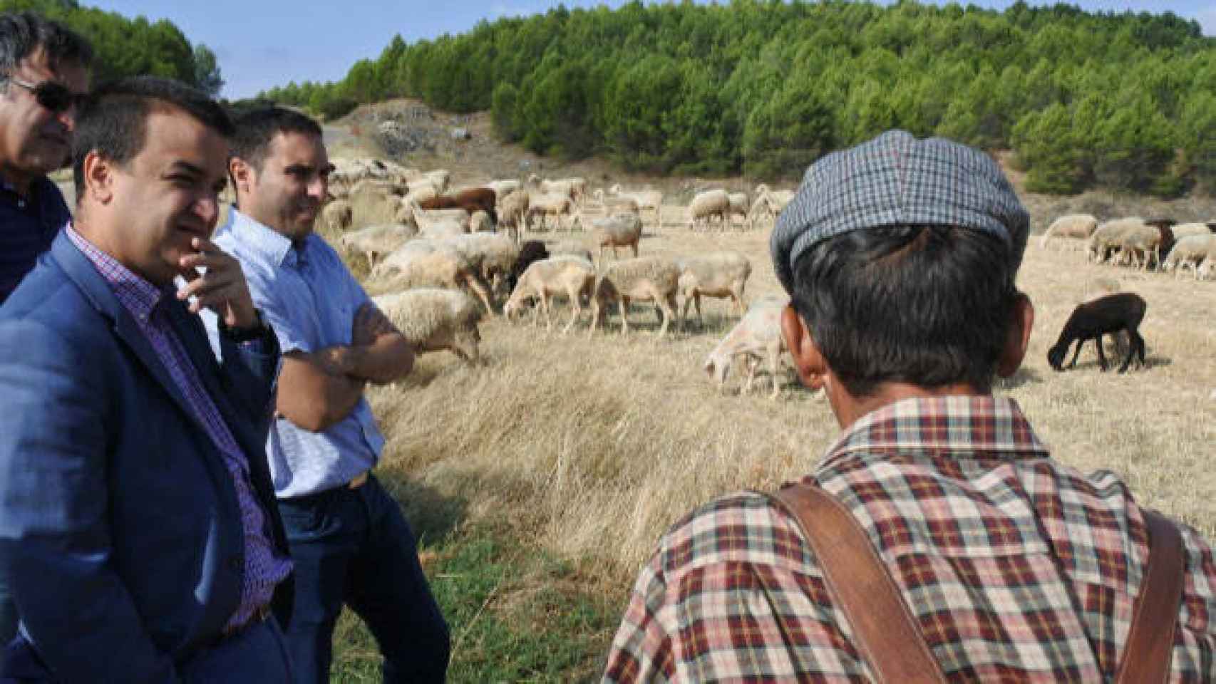 El consejero de Agricultura de Castilla-La Mancha, Francisco Martínez Arroyo, en una imagen de archivo junto a ganaderos de la región
