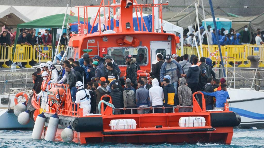 El buque de Salvamento Marítimo Salvamar Menkalinan arriba al muelle de Arguinegín (Gran Canaria).