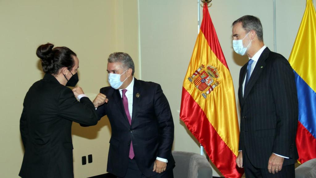 Pablo Iglesias saluda al presidente de Colombia, Iván Duque, junto a Felipe VI en La Paz, Bolivia.