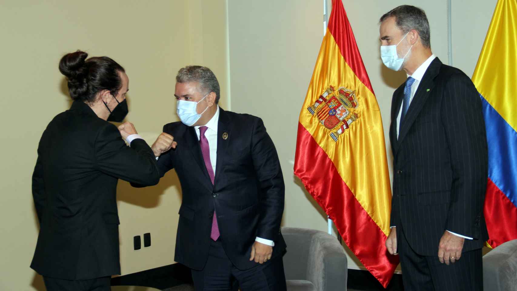 Pablo Iglesias saluda al presidente de Colombia, Iván Duque, junto a Felipe VI en La Paz, Bolivia.