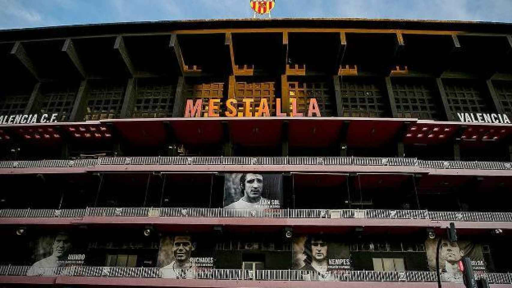 La lona que desplegó el Valencia en Mestalla durante el partido frente al Real Madrid en honor a Juan Cruz Sol. Foto: Twitter (@ValenciaCF)