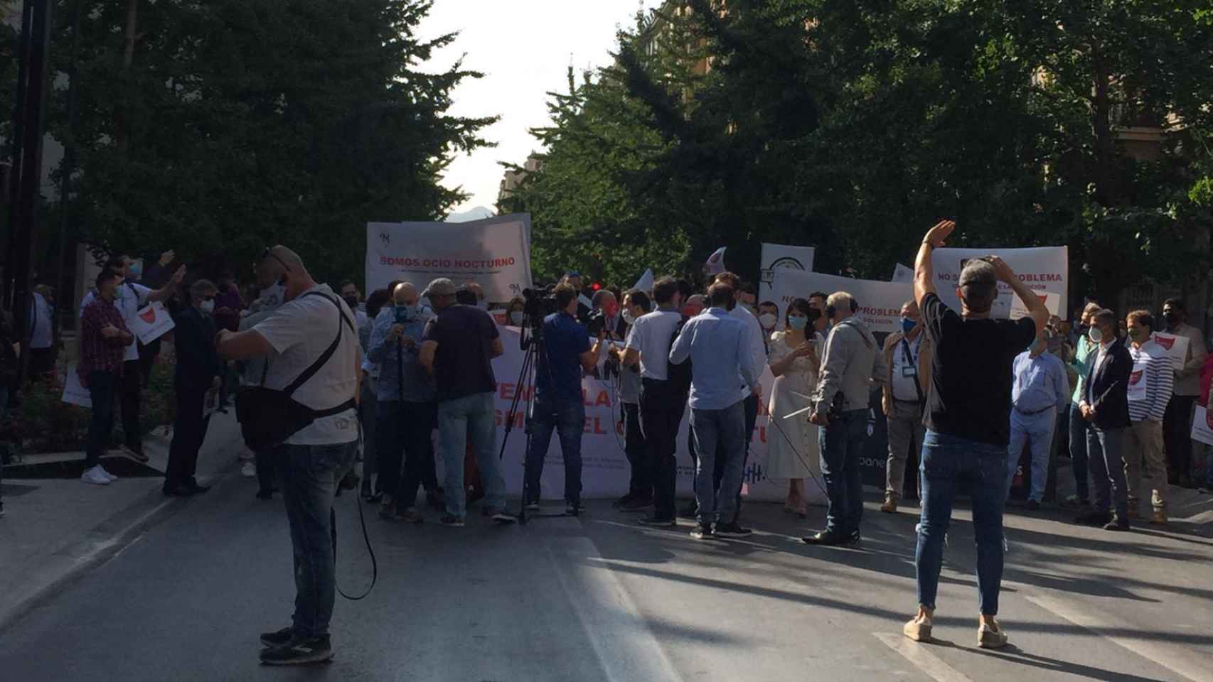 Protesta que los hosteleros de Granada protagonizaron en septiembre reclamando un plan de rescate al Gobierno de España y a la Junta de Andalucía.