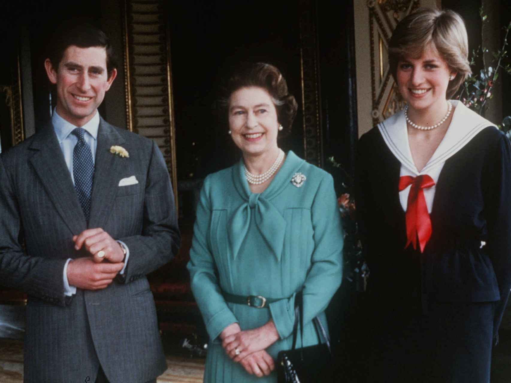 El príncipe Carlos, la reina Isabel II y Lady Di en marzo de 1981, justo después que la soberana diera el consentimiento para la boda.