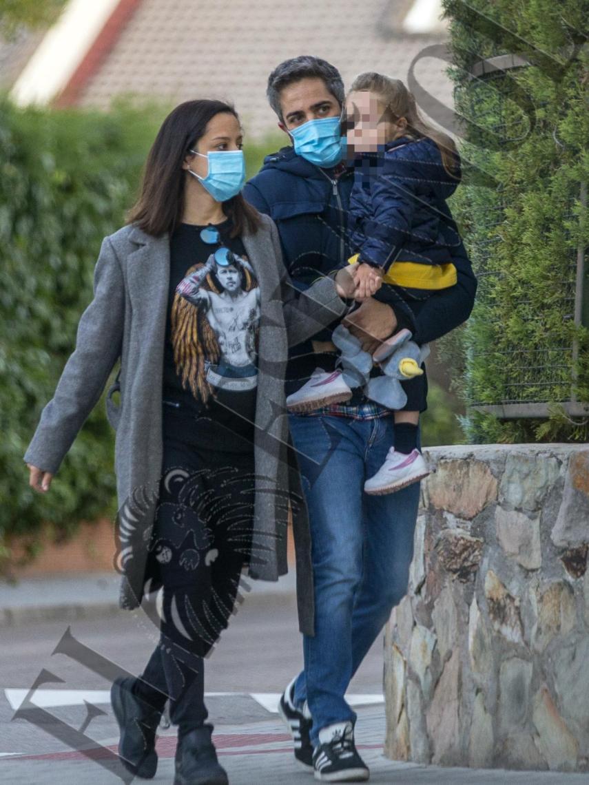 La pareja, junto a su hija Lola, quien se convertirá en hermana mayor.