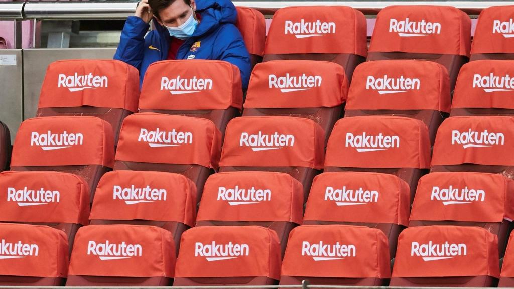 Leo Messi espera en el banquillo con mascarillas situado en la grada del Camp Nou durante la pandemia por la Covid-19