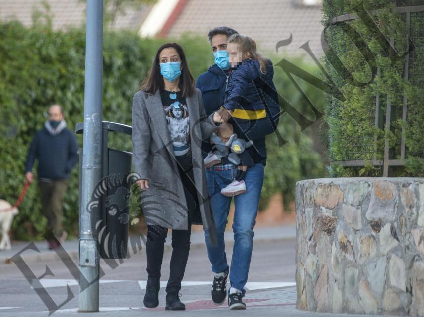Roberto Leal y su mujer, Sara Rubio, acompañando a su hija al colegio.
