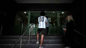 Un hincha de Maradona a las puertas de la clínica