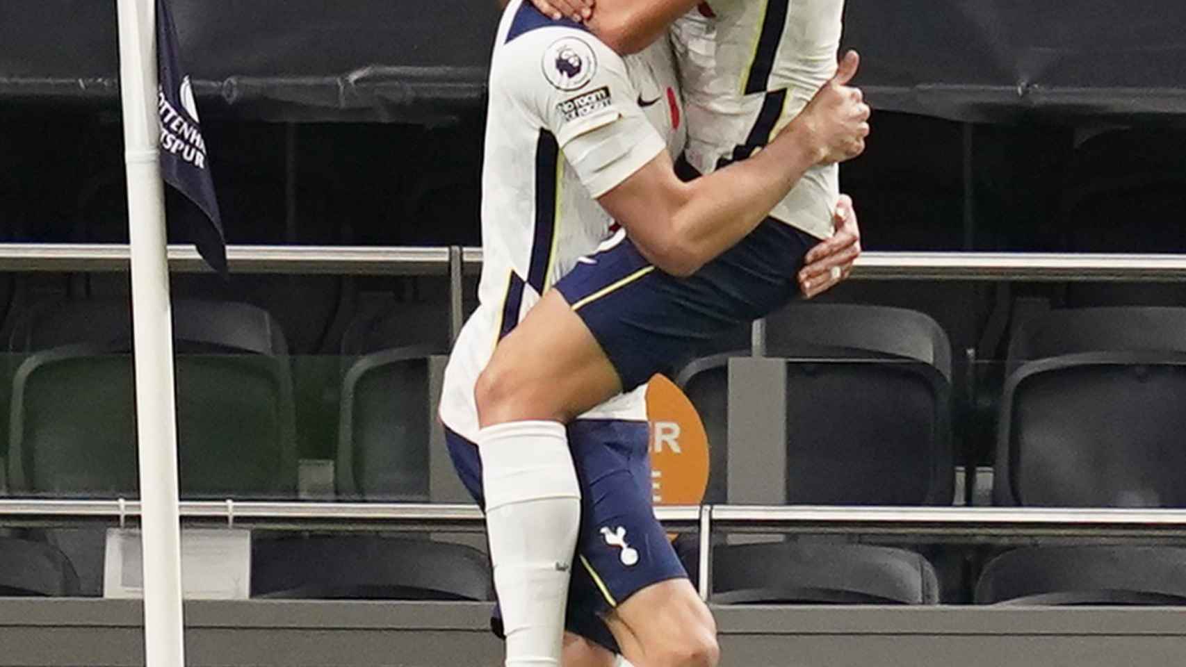 Bale y Reguilón celebran un gol del Tottenham
