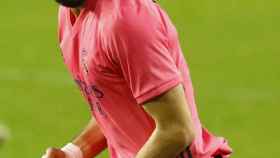 Karim Benzema, con la camiseta rosa, en un partido del Real Madrid