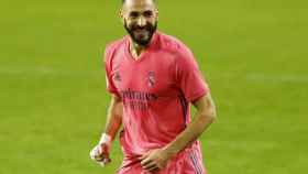 Karim Benzema celebra un gol con el Real Madrid con la camiseta rosa