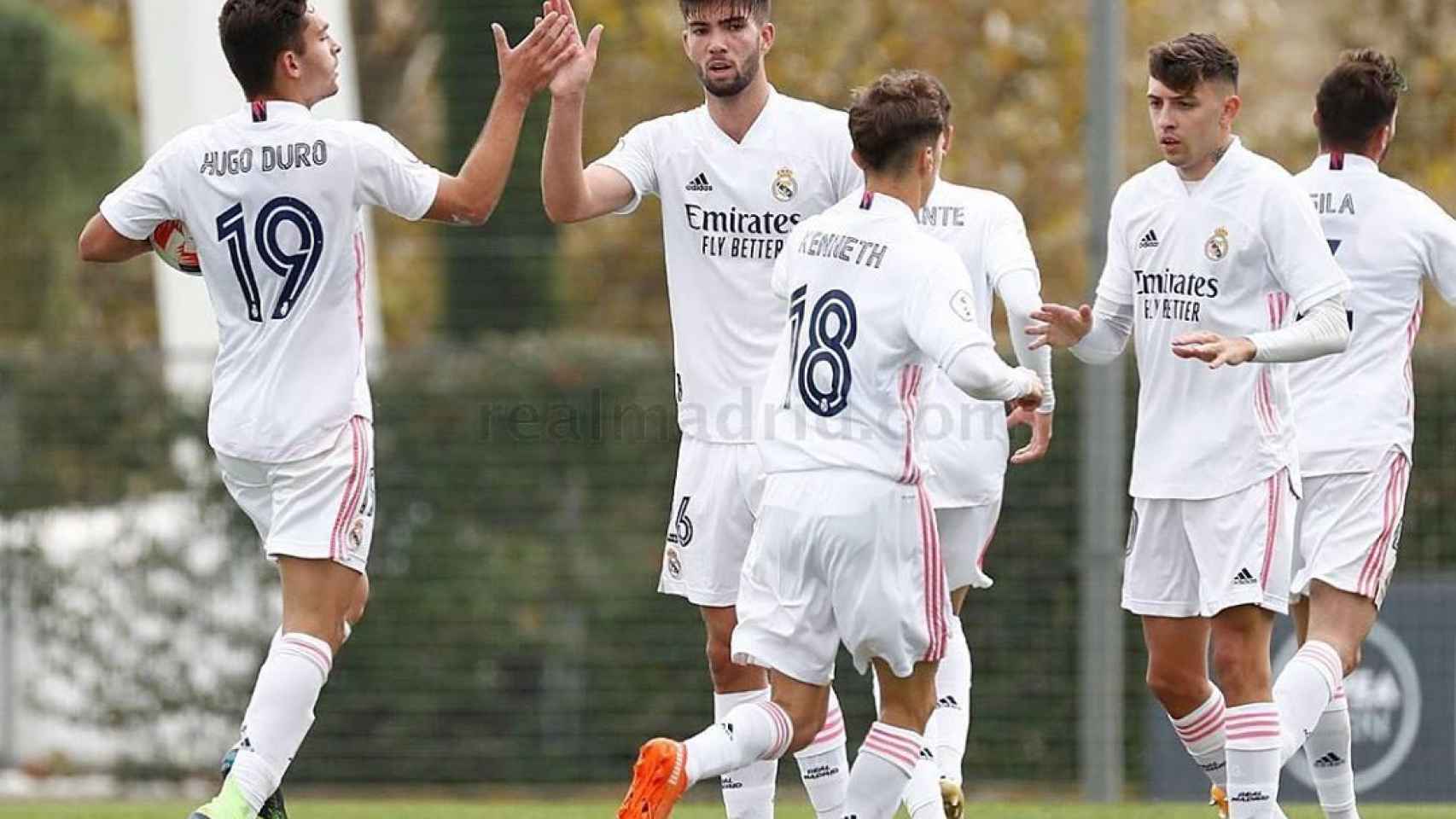 Hugo Duro celebra su gol con sus compañeros durante el Real Madrid Castilla - Getafe B