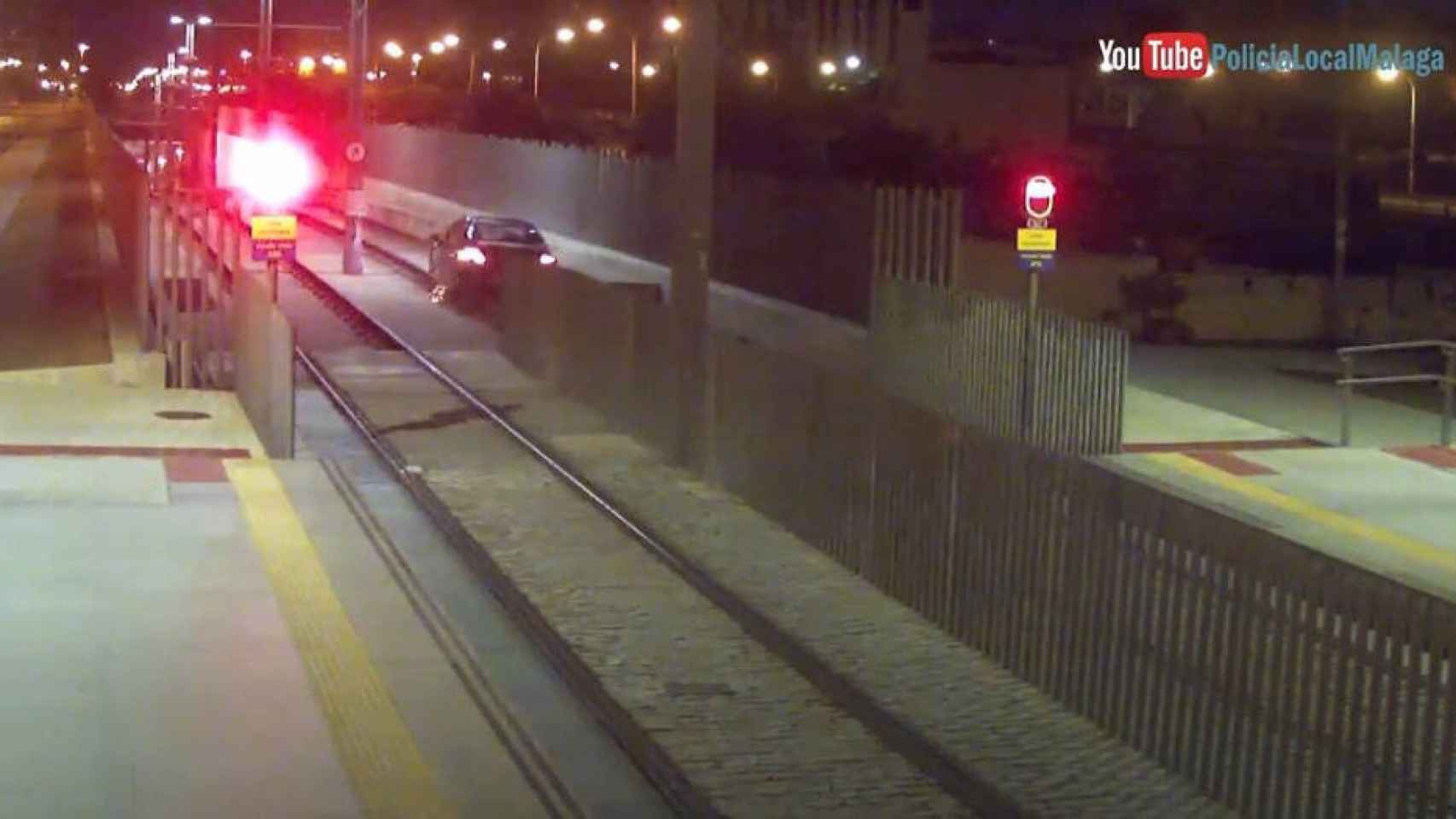 Imágenes de las cámaras del metro de Málaga donde se puede observar el vehículo que circuló más de un kilómetro por las vías conducido por una joven de 25 años que triplicaba la tasa de alcohol máxima permitida. Foto: Policía Local de Málaga