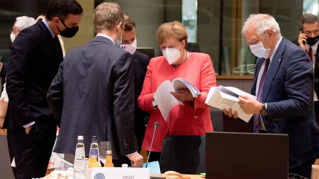 Pedro Sánchez, Emmanuel Macron, Angela Merkel y Josep Borrell, durante la cumbre de la UE de julio