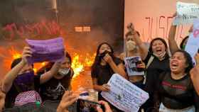 Caos en Cancún al disipar la policía mexicana una protesta feminista a tiros.