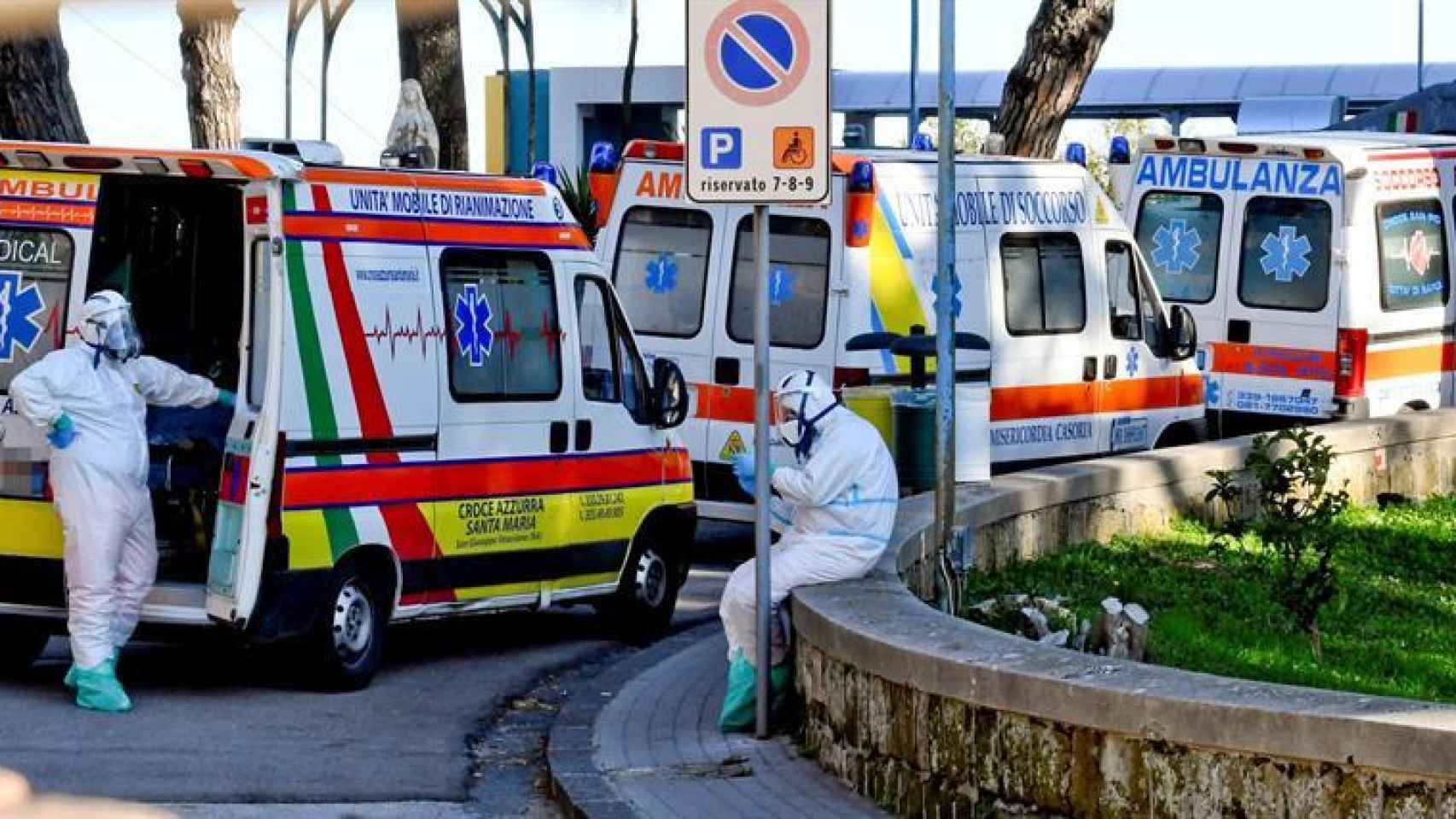 Fila de ambulancias en el exterior de un hospital de Nápoles. Efe