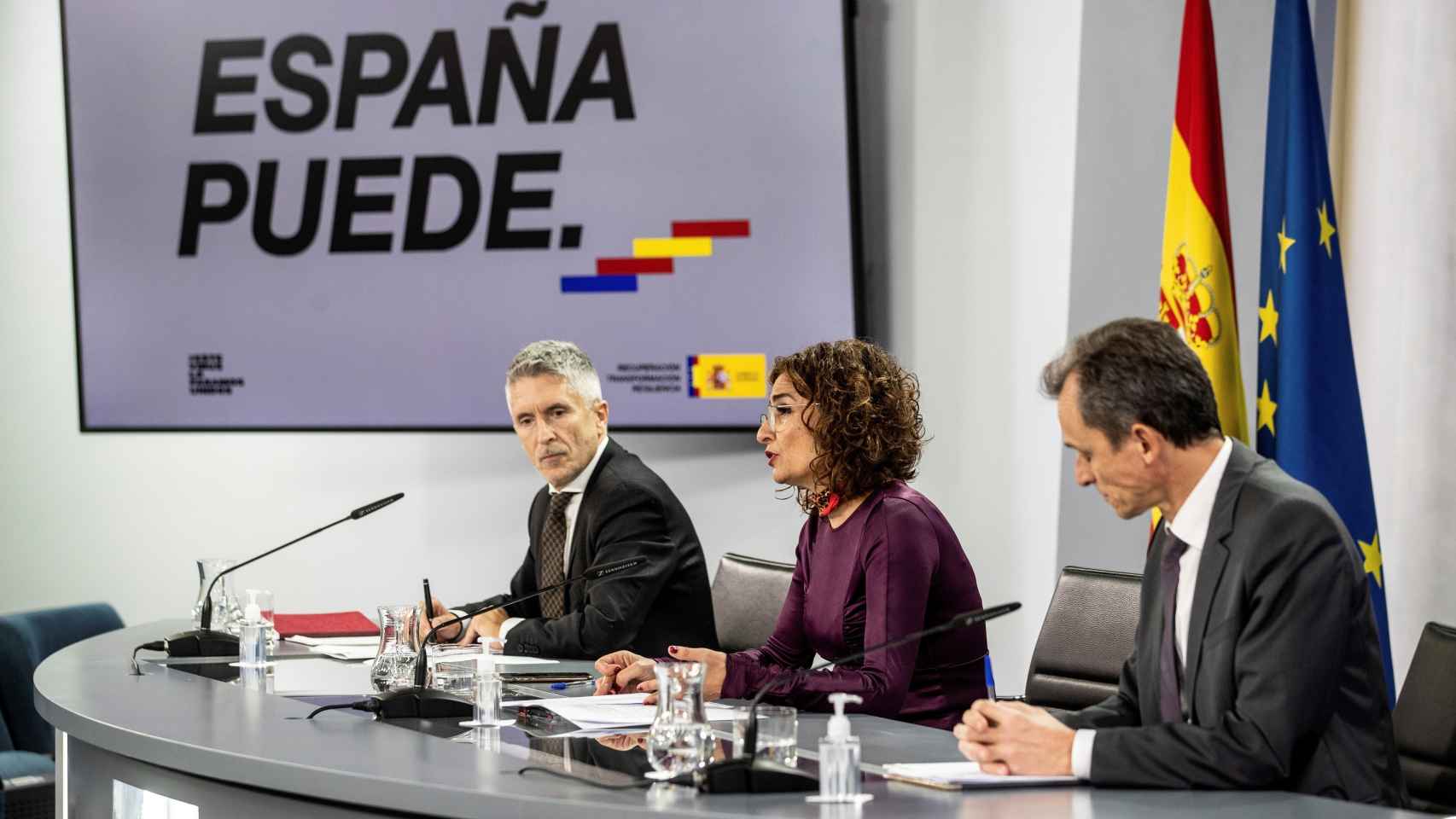 Marlaska, durante la rueda de prensa de este martes, junto a María Jesús Montero y Pedro Duque..