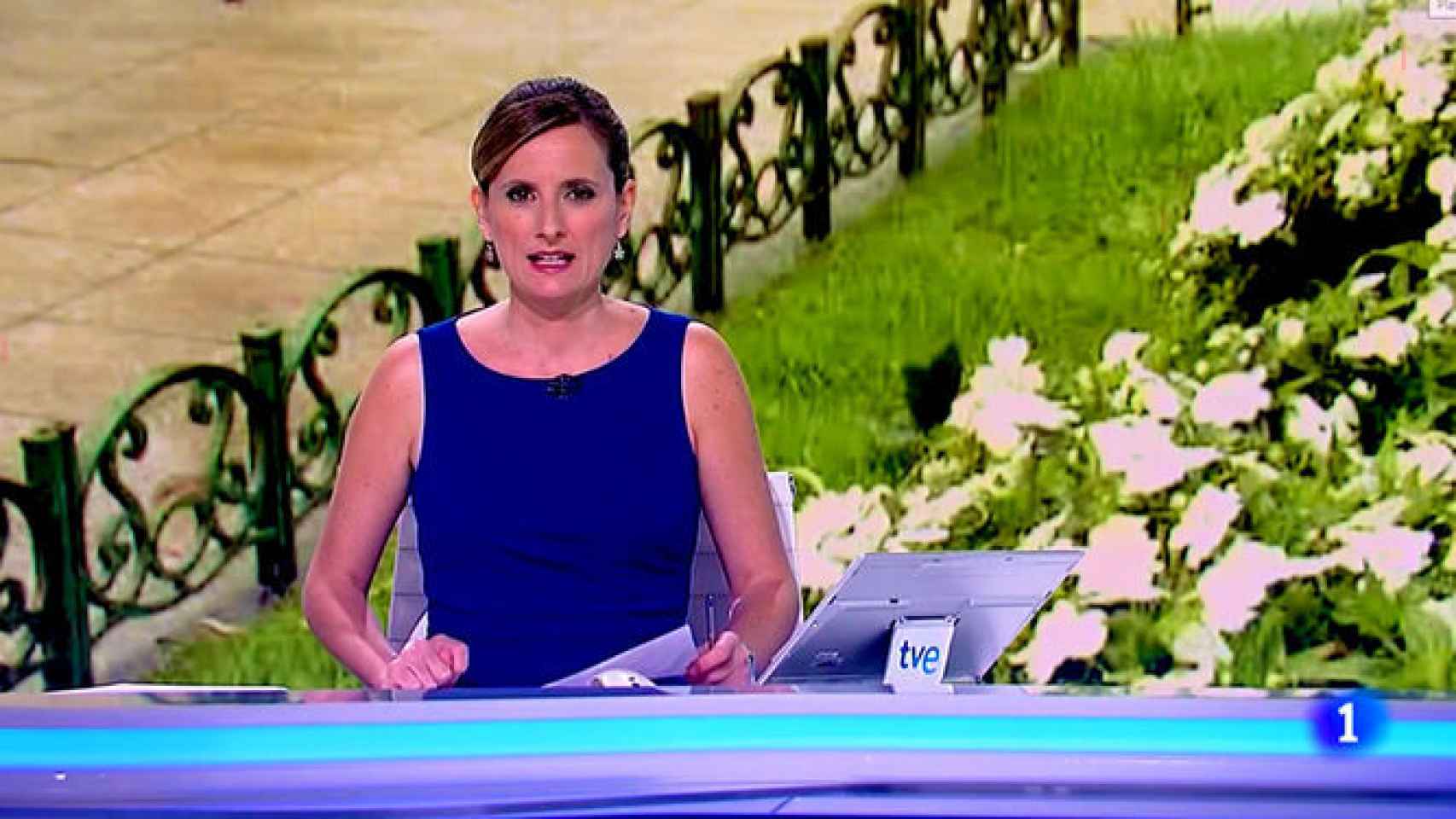 Ana Roldán sustituyendo a Franganillo en el 'Telediario 2' de TVE.