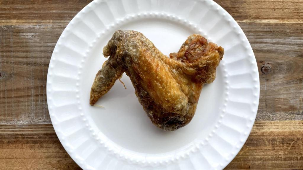Alitas de pollo fritas con aceite