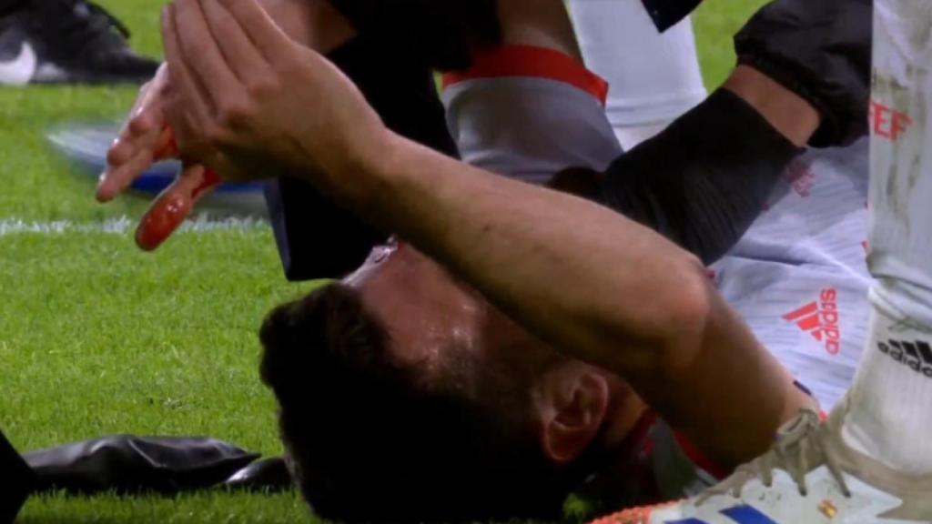 Gayà, sangrando en el terreno de juego
