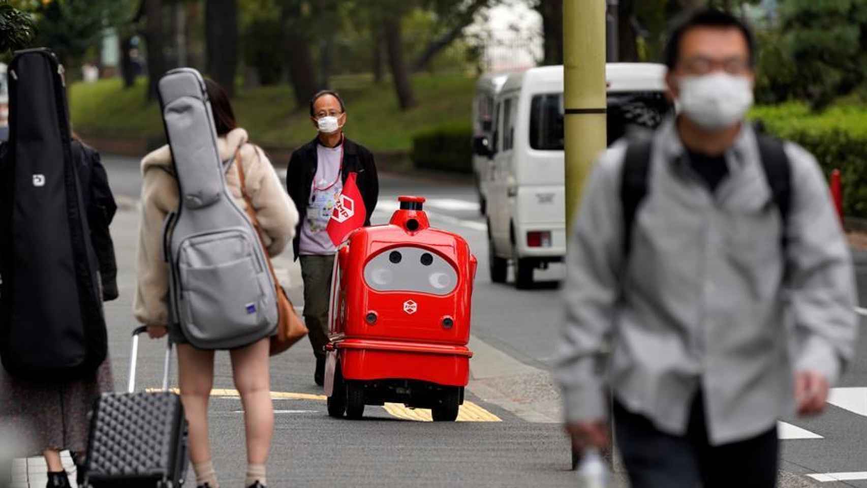 El robot DeliRo reparte el correo entre la oficina de correos y un hospital, en Tokio.
