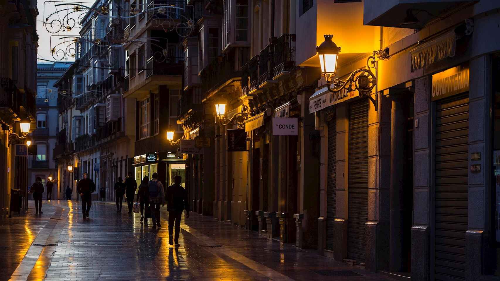 Vista de las calles comerciales de Málaga cerradas desde las seis de la tarde. EFE/Jorge Zapata.