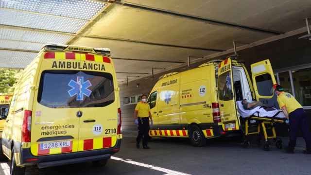 Técnicos sanitarios transportan a un enfermo al hospital Arnau de Vilanova de Lleida. EFE/Alejandro García