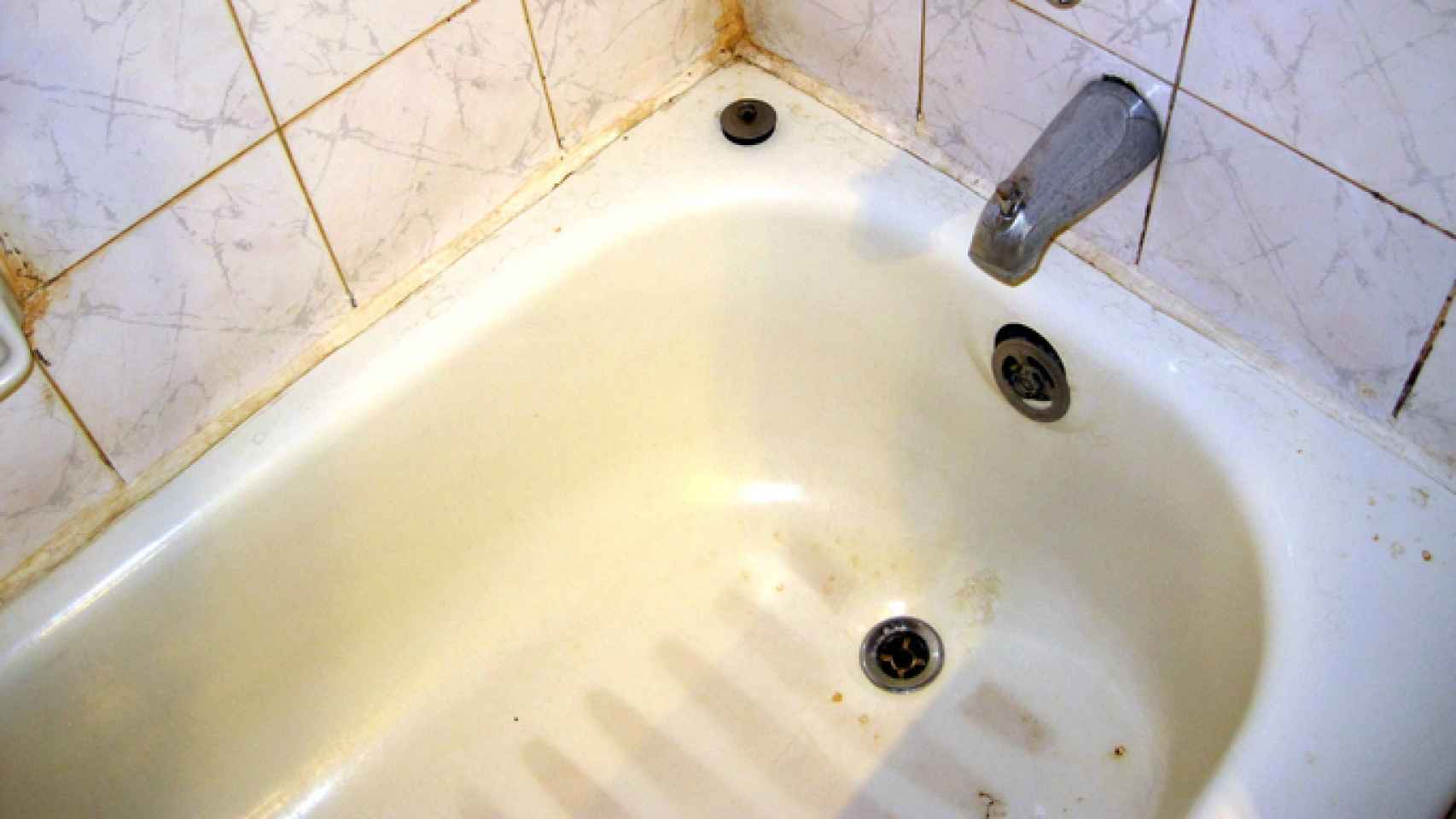 Ganar control Delincuente digestión Cómo limpiar una bañera muy sucia sin esfuerzo