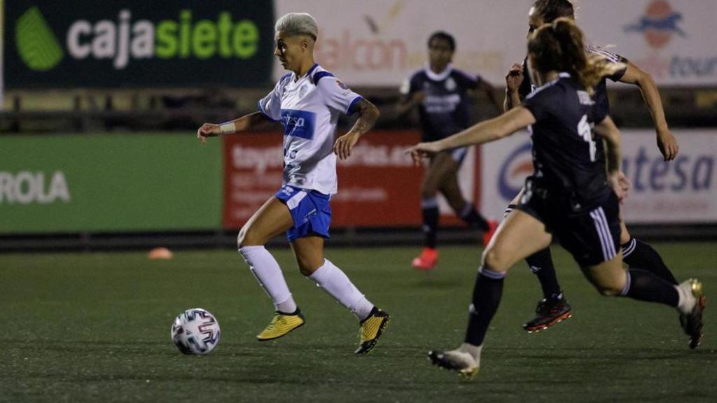 Mari Jose, futbolistas del Granadilla, en el partido ante el Real Madrid Femenino de la Primera Iberdrola