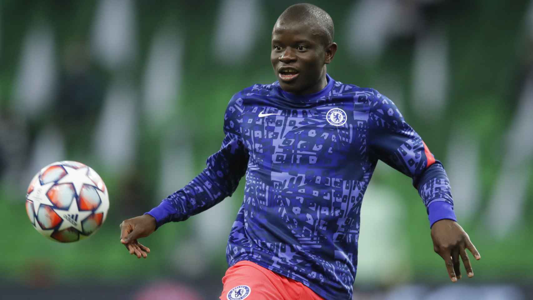 N'Golo Kanté, durante el calentamiento de un partido del Chelsea FC