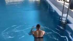 Benzema se recupera físicamente en la piscina
