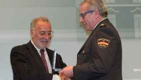 El comisario, recibiendo una medalla al mérito policial de Protección Civil.