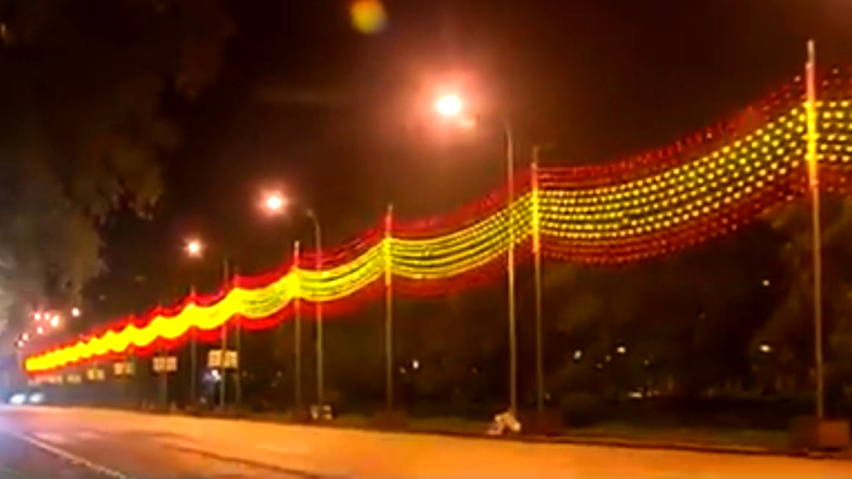 La enorme bandera española que iluminará Madrid en Navidad.