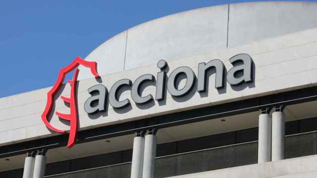 Cartel de la empresa Acciona colocado en una de sus oficinas de la capital, en Madrid, (España).