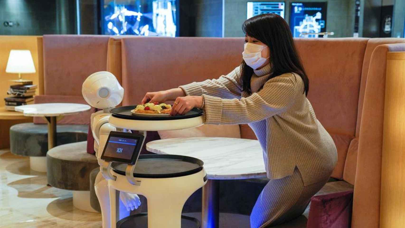 Un robot sirve a un comensal, en el restaurante Pepper Parlor de Tokio.