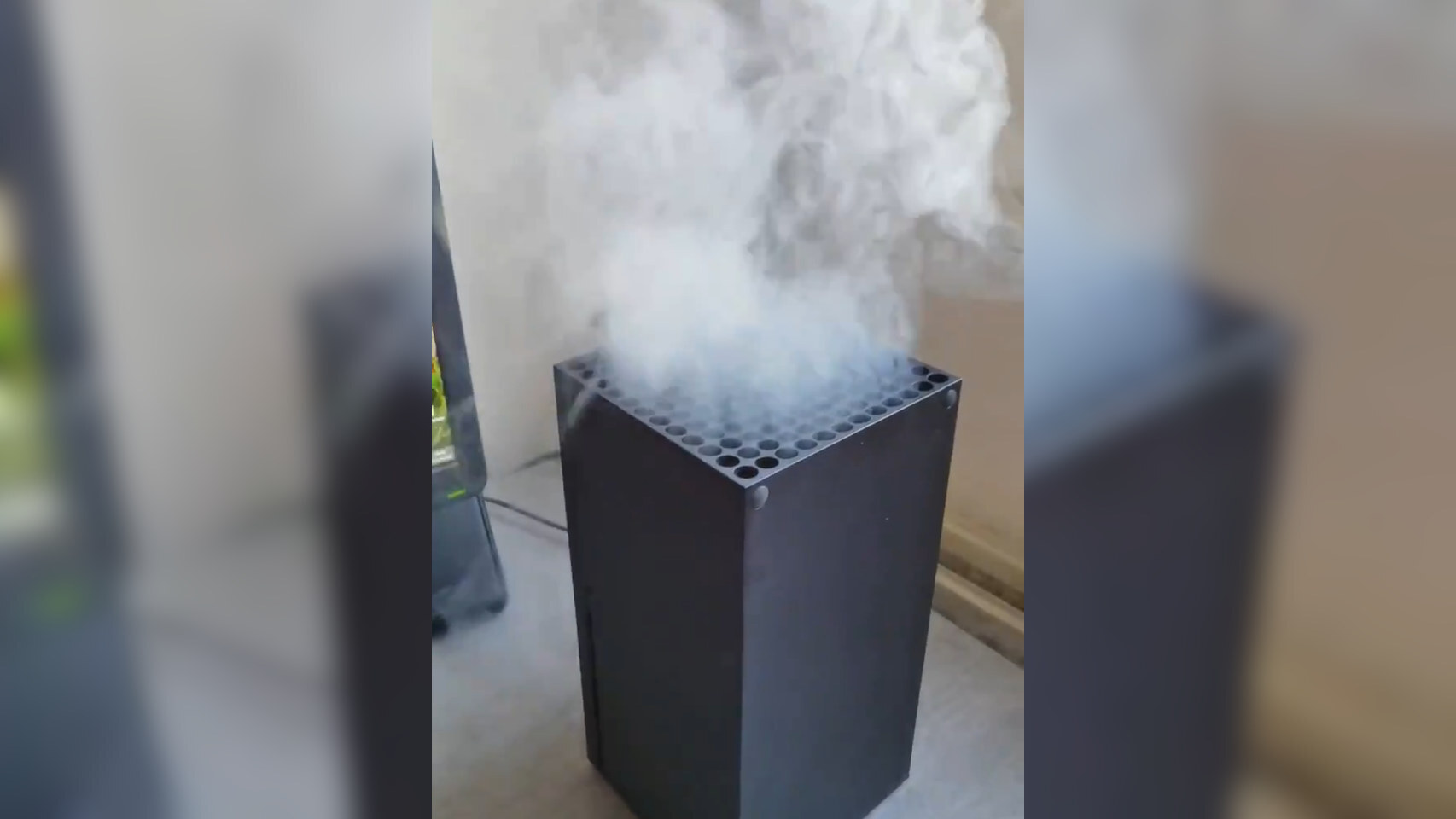 Una consola Xbox Series X echando humo, en este caso para desmontar un bulo